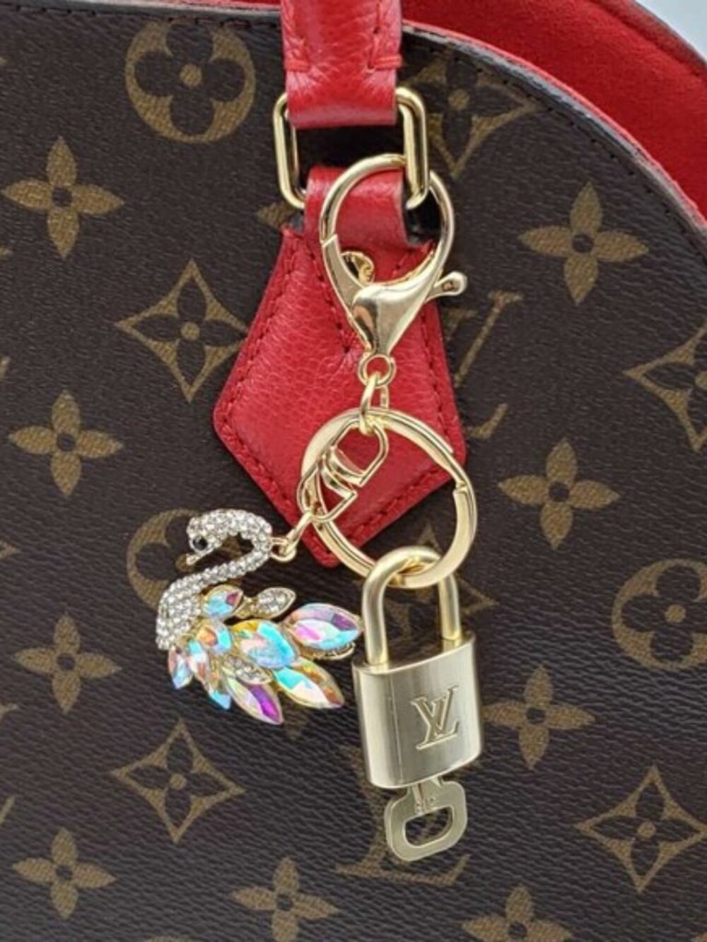 Authentic Louis Vuitton Padlock Gold 🔒 Key Set + Unbranded Swan Keychain Charm - Picture 3 of 7